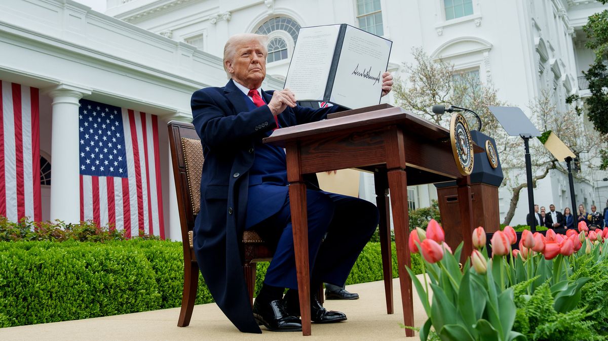 „Když vejdu do místnosti, lidé zmlknou.“ Obavy dovozců z Trumpových cel